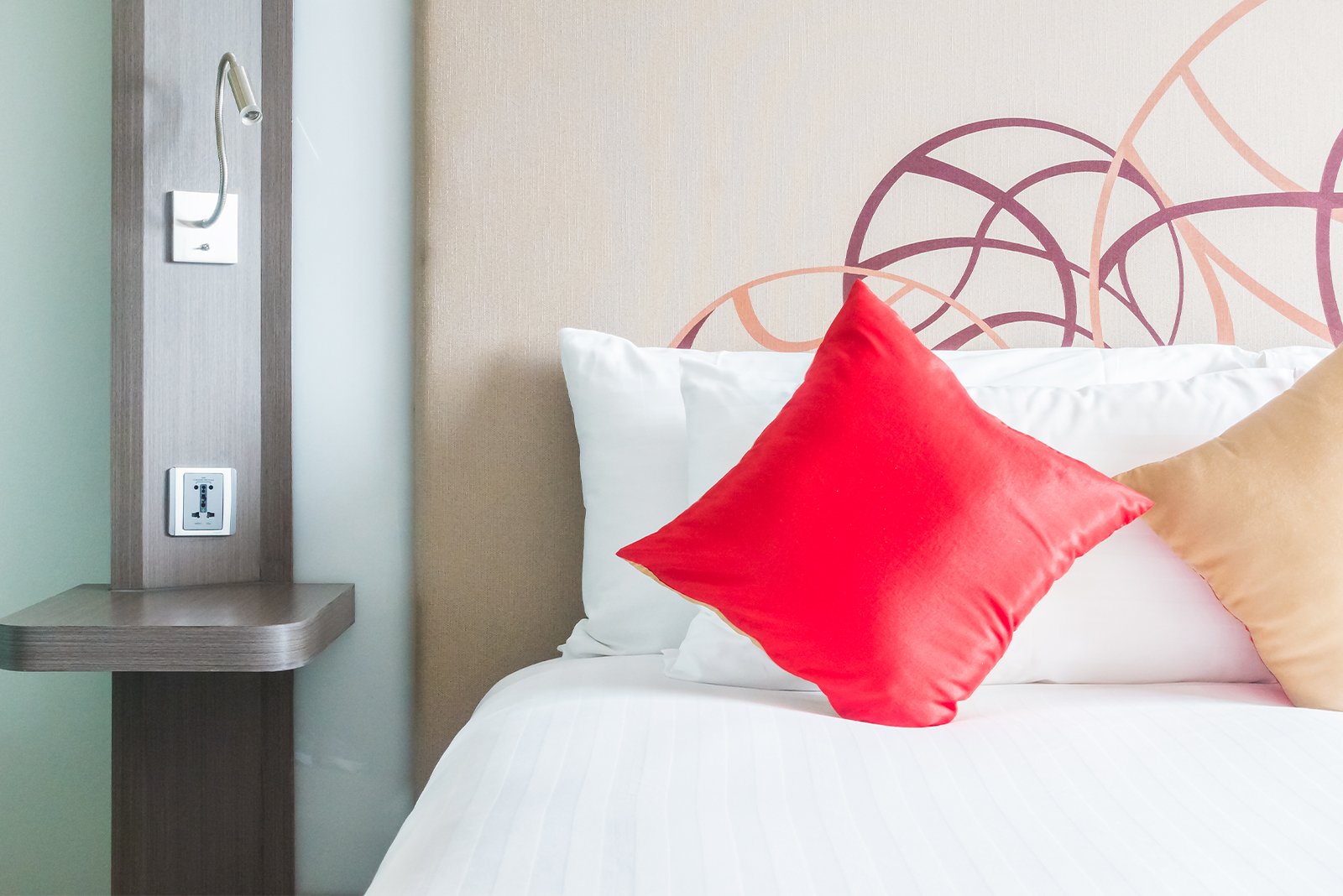 cama con colchon rojo